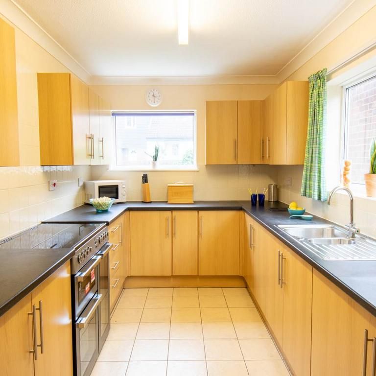 1 bedroom in a house share to rent - Photo 1