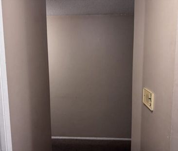 Cozy 2-Bedroom Apartment on Gordon Drive - Photo 2
