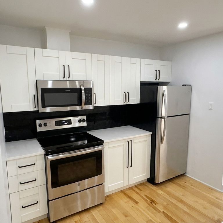 3½ For Rent — Ville-Marie — $1850/mo - Photo 1