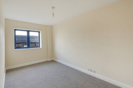 2 Bed Flat - Photo 2