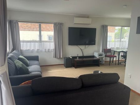 Charming 2BR Home (stand alone) - Photo 5