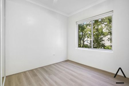 Tastefully Renovated, Modern And Sun Kissed, Private And Ambient Executive Style Two Bedroom Apartment, Only Moments To All Amenities - Photo 5