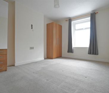 4 bedroom end of terrace house to rent - Photo 3