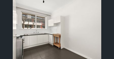 Large Refreshed 2 Bedroom In The Heart Of Kew - Photo 2