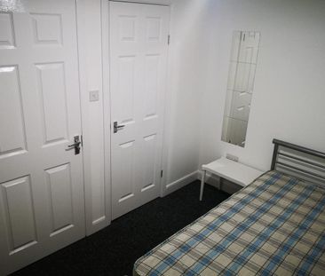 5 bedroom semi-detached house to rent - Photo 3