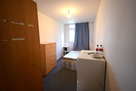 3 bedroom flat to rent - Photo 3