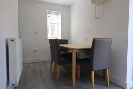 4 bedroom semi-detached house to rent - Photo 2