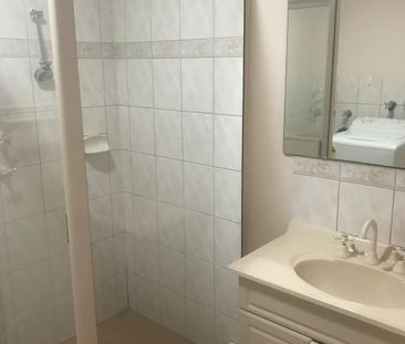 Low maintenance furnished unit - Photo 5