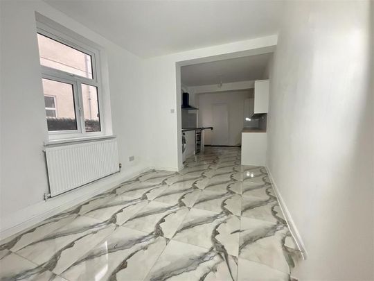 4 bedroom terraced house to rent - Photo 1