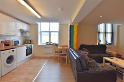 2 bedroom Flat in Flat 1, Leeds - Photo 2