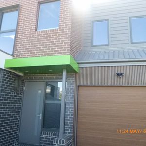 NEAR NEW 3 BEDROOM TOWNHOUSE IN HEART OF SPRINGVALE - Photo 3