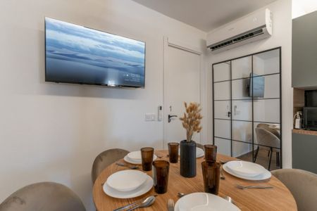 Spacious room in the Oporto neighborhood - Photo 2