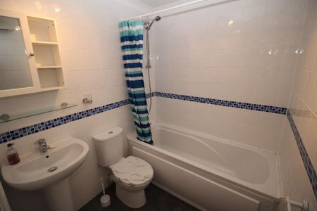 2 bedroom flat to rent - Photo 3