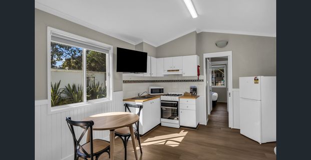 🌿 Modern & Fully Furnished 1-Bedroom Cabin – Peaceful Living Made Easy! 🌿 Electricity, Gas & Water Included! - Photo 1