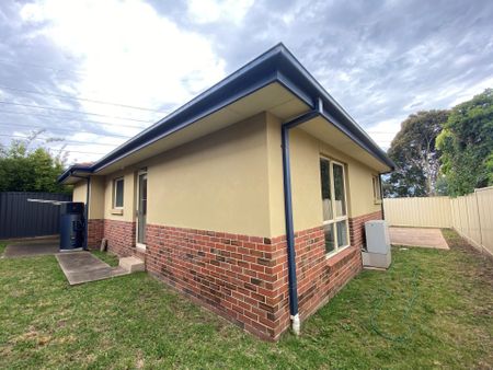 Low-Maintenance Townhouse in a Prime Essendon West Location - Photo 5