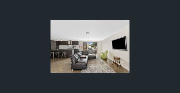 Rooming house walk to University - Photo 1