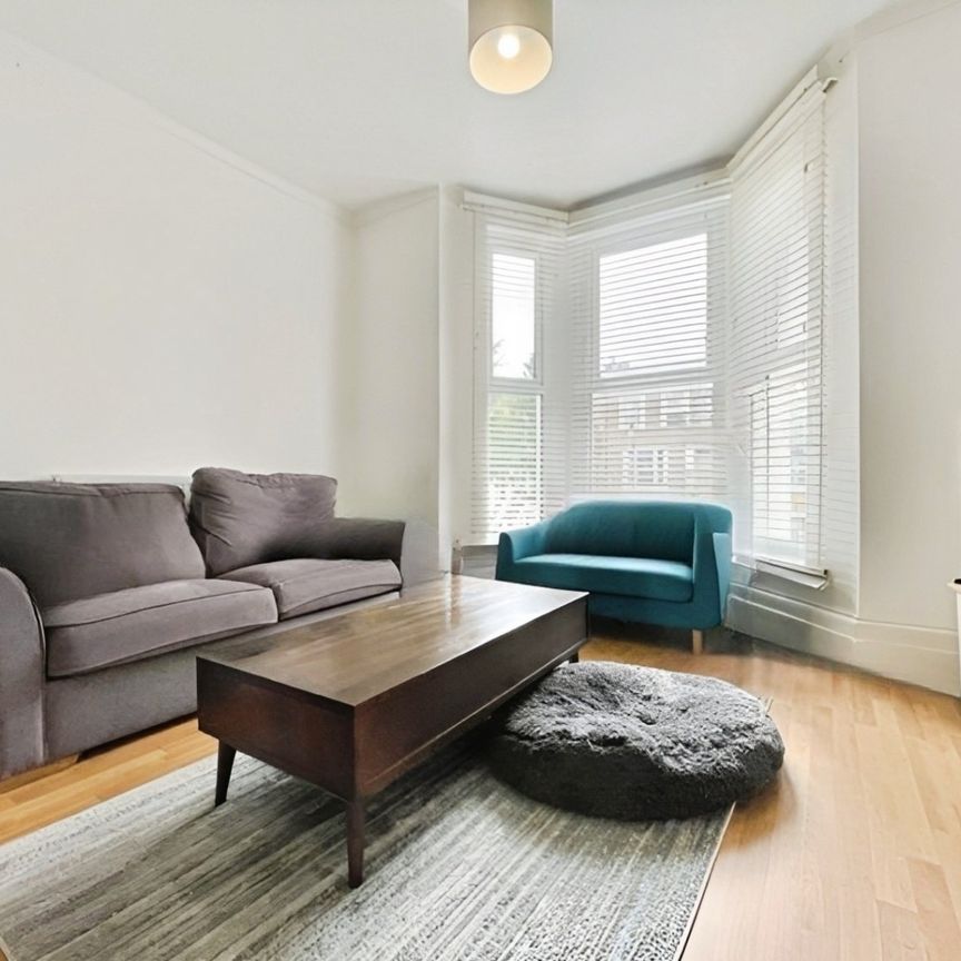 Flat to rent - Fenwick Road, London, SE15 - Photo 1