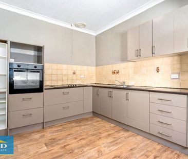 Renovated 2 Bedroom House. Great Conditioning. Double Garage. 5 Min... - Photo 3