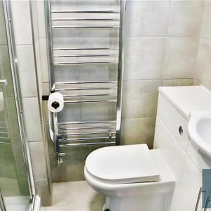 1 bedroom in a house share to rent - Photo 2