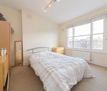 Large split level 3 bedroom in a well maintained conversion in Archway - Photo 3