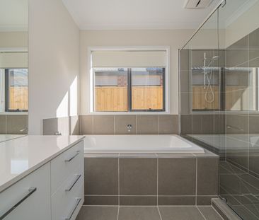 Ready to move in to with nothing to do! Available 28 Nov 2025 - Photo 6