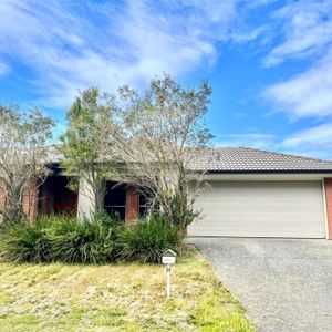 Charming and Spacious 5 bedrooms Home for Rent in Beautiful Coomera Community! - Photo 2