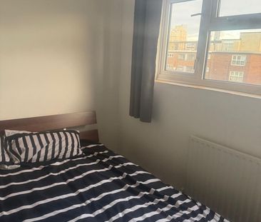 Room in a Shared Flat, Hayward Court, SW4 - Photo 2