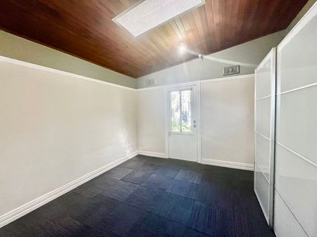 Ultimate Convenience 3 Bedroom House in prime location - Photo 3