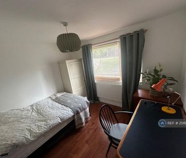 1 bedroom in a flat share to rent - Photo 2