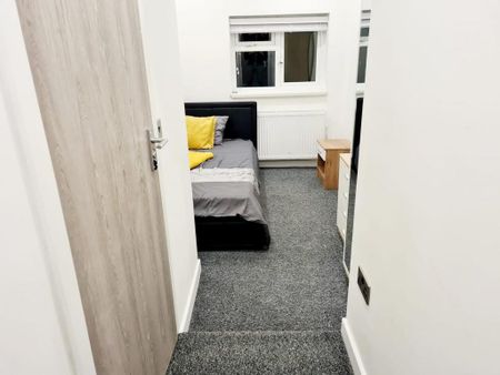 1 bedroom in a house share to rent - Photo 3