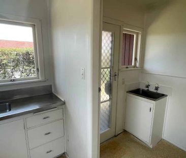 Two bedroom townhouse close to city - Photo 3