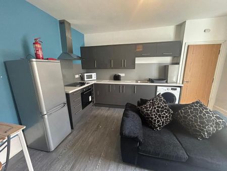 3 bedroom flat to rent - Photo 4