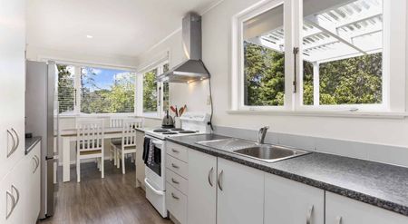 Family home on prestigious Totara Road - Photo 2