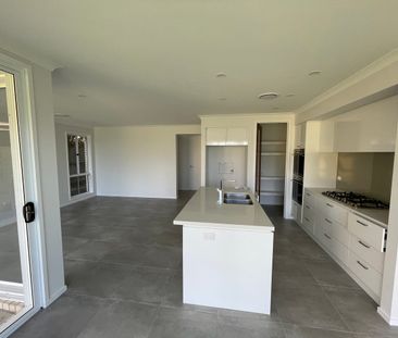Modern Luxury Living in the Bayside – Spacious 4-Bedroom Family Home - Photo 3
