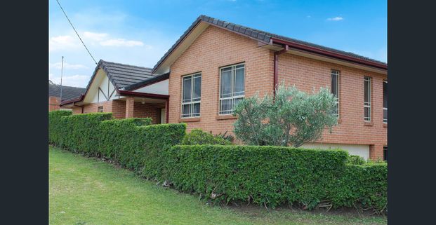 Spacious Family Townhouse - Photo 1