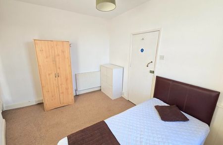 Room 4, 21 New Queen Street, Scarborough - Photo 3