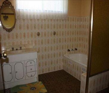 Spacious 4 Bedroom Home - Photo 5