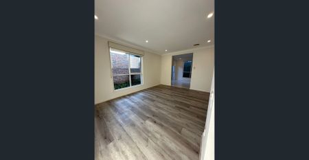 Tranquil Garden Retreat with Stylish Comfort & Superb Convenience - Photo 4