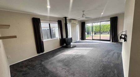Charming 4-Bedroom Home in Prime Pukekohe Location – Zoned for Top School! - Photo 2
