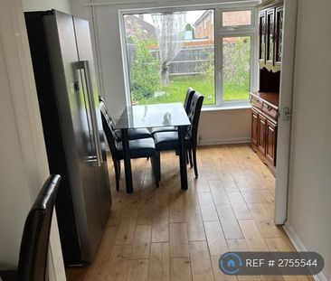 3 bedroom semi-detached house to rent - Photo 2