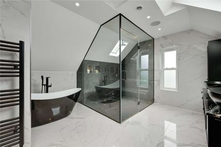 Contemporary executive home available furnished or unfurnished in a central position of the most sought after borough of Elmbridge. - Photo 5