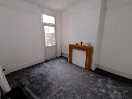 4 bedroom terraced house to rent - Photo 3