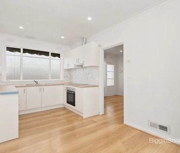Stylish & Light-Filled 2 Bedroom Home - Photo 2