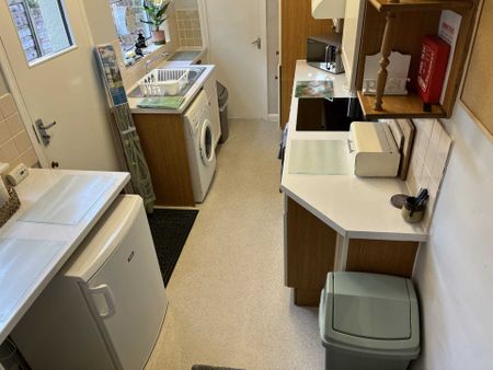 Room 3: 25 Springfield Road, Guildford, Surrey GU1 4DW - Photo 4