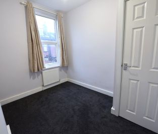 3 bedroom House in Highthorne View Bed), Armley Leeds - Photo 1