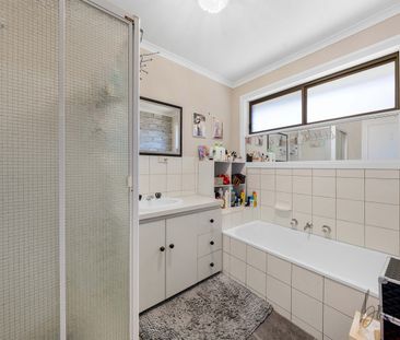 Modern 2-Bedroom Home with Solar in Craigieburn - Photo 2