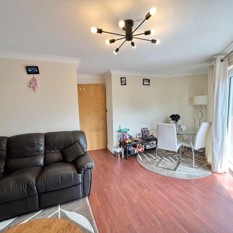 1 bedroom in a flat share to rent - Photo 1