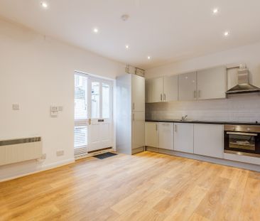 High Spec One Bed Unique Conversion to Let in Twickenham – Secluded... - Photo 3