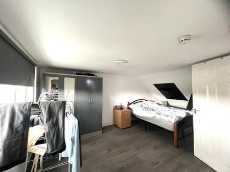 4 bedroom semi-detached house to rent - Photo 3