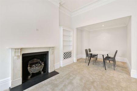 A generously proportioned one bedroom apartment with high ceilings. - Photo 3